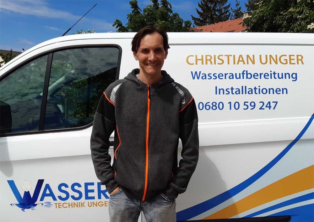 Christian Unger vor seinem Firmenwagen