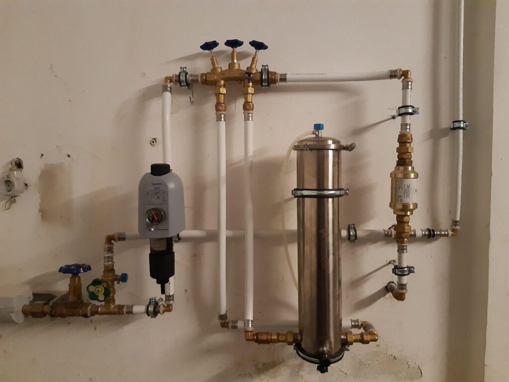 Hauswasserfilter mit Edelstahlgehäuse im Technikraum